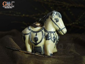 Điếu con giống dáng ngựa men rạn cổ, cao 12cm