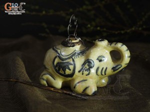 Điếu con giống dáng Voi men rạn cổ, cao 9cm