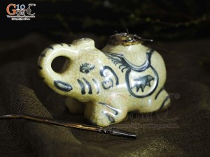 Điếu con giống dáng Voi men rạn cổ, cao 9cm