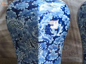 Đôi chóe lục giác men lam cổ vẽ Long ẩn nền băng, cao 41cm