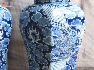 Đôi chóe lục giác men lam cổ vẽ Long ẩn nền băng, cao 41cm