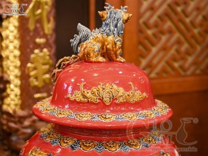 Đôi chóe men màu đắp nổi Công Đào Tài Lộc nền đỏ, 50L