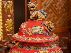 Đôi chóe men màu đắp nổi Công Đào Tài Lộc nền đỏ, 50L