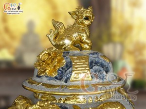 Đôi chóe men rạn đắp nổi Công Đào Phú Quý dát vàng 24k, 50L