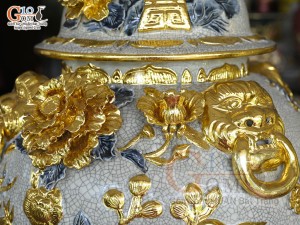 Đôi chóe men rạn đắp nổi Công Đào Phú Quý dát vàng 24k, 50L