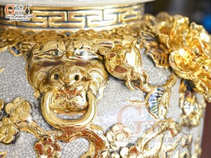 Đôi chóe men rạn đắp nổi Công Đào Phú Quý vẽ vàng 24k, 30L