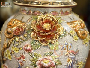 Đôi chóe men rạn đắp nổi Công Đào Phú Quý vân mây vẽ vàng 24k, 30L