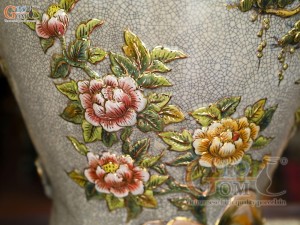 Đôi chóe men rạn đắp nổi Công Đào Phú Quý vân mây vẽ vàng 24k, 30L