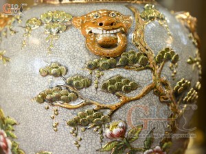 Đôi chóe men rạn đắp nổi Công Đào Phú Quý vân mây vẽ vàng 24k, 30L