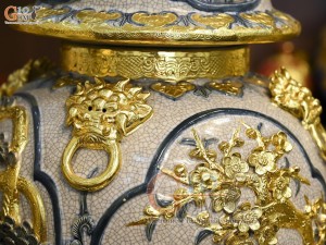 Đôi chóe men rạn đắp nổi tứ cảnh Tùng Cúc Sen Mai dát vàng 24k, 30L