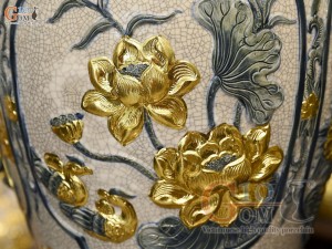 Đôi chóe men rạn đắp nổi tứ cảnh Tùng Cúc Sen Mai dát vàng 24k, 30L
