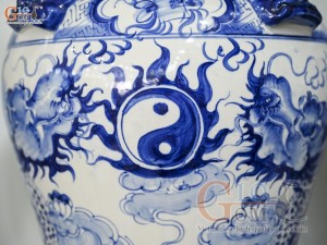 Đôi chóe men trắng vẽ Song Long Chầu Nguyệt xanh lam, 30L