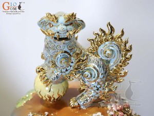 Đôi chóe men vân mây đắp nổi Công Đào Phú Quý vẽ vàng 24k, 60 Lít