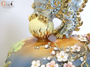 Đôi chóe men vân mây đắp nổi Công Đào Phú Quý vẽ vàng 24k, 60 Lít