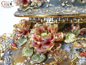 Đôi chóe men vân mây đắp nổi Công Đào Phú Quý vẽ vàng 24k, 60 Lít