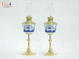 Đôi đèn dầu chân đồng dáng vuông bọc đồng, men lam cổ vẽ hoa sen cao 23cm