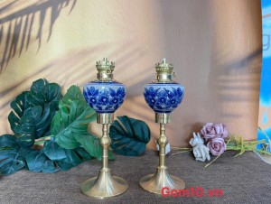Đôi đèn dầu chân đồng men lam vẽ hoa, cao 25cm