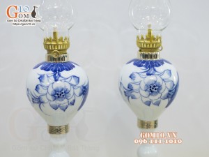 Đôi đèn dầu chân sứ bọc đồng men lam vẽ Sen Tài Lộc, cao 34cm