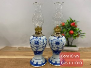 Đôi đèn dầu dáng quả xoài men lam cổ vẽ Sen Tài Lộc, cao 28cm ( cả bóng)