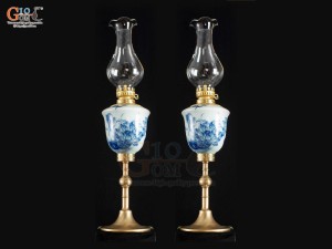 Đôi đèn dầu dáng tống men lam vẽ sen, cao 26cm