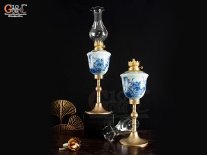 Đôi đèn dầu dáng tống men lam vẽ sen, cao 26cm