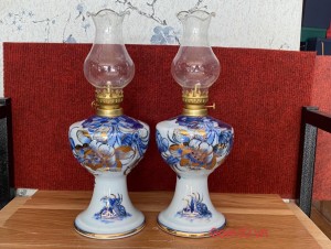 Đôi đèn dầu dáng vuông men lam cổ Sen Cát Tường, vẽ vàng 24k, cao 16cm