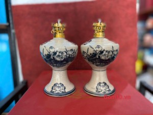 Đôi đèn dầu dáng vuông men rạn cổ hoạ tiết hoa sen, cao 18cm
