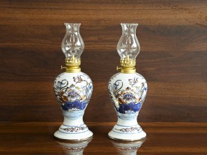 Đôi đèn dầu dáng xoài men lam vẽ Sen Đại Cát vẽ vàng, cao 18cm