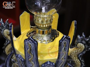 Đôi đèn dầu mạc men màu vàng, đắp nổi Rồng, cao 40cm (Bọc đồng)