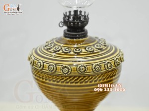 Đôi đèn dầu men cổ đắp nổi màu vàng, cao 23cm
