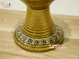Đôi đèn dầu men cổ đắp nổi màu vàng, cao 23cm