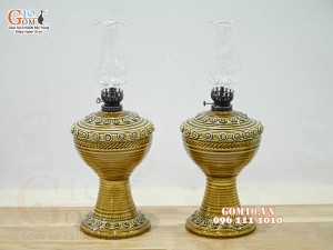 Đôi đèn dầu men cổ đắp nổi màu vàng, cao 23cm