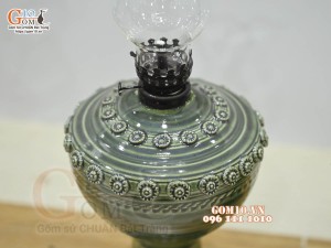 Đôi đèn dầu men cổ đắp nổi màu xanh, cao 23cm