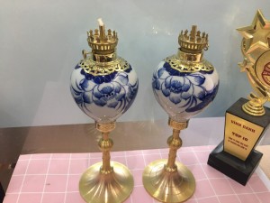 Đôi đèn dầu men dong cổ vẽ hoa sen chân đồng 