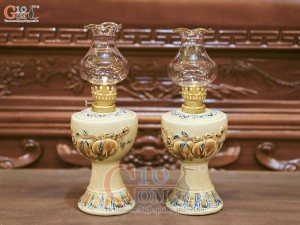 Đôi đèn dầu men hoàng tộc đắp nổi đào, cao 23cm (cả bóng)