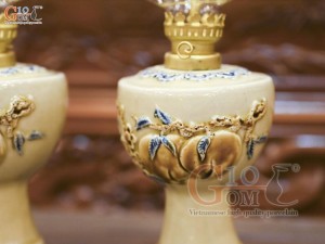 Đôi đèn dầu men hoàng tộc đắp nổi đào, cao 23cm (cả bóng)