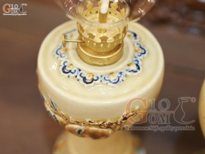 Đôi đèn dầu men hoàng tộc đắp nổi đào, cao 23cm (cả bóng)