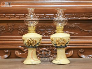 Đôi đèn dầu men hoàng tộc đắp nổi Sen Cát Tường, cao 25cm Đôi đèn dầu men hoàng tộc đắp nổi Sen Cát Tường, cao 25cm