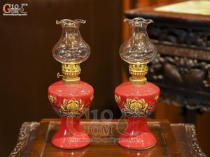 Đôi đèn dầu men màu đắp nổi Sen Cát Tường nền đỏ, cao 25cm