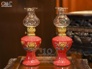 Đôi đèn dầu men màu đắp nổi Sen Cát Tường nền đỏ, cao 25cm