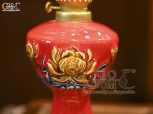 Đôi đèn dầu men màu đắp nổi Sen Cát Tường nền đỏ, cao 25cm