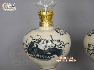 Đôi đèn dầu men rạn cổ hoạ tiết hoa sen, cao 18cm
