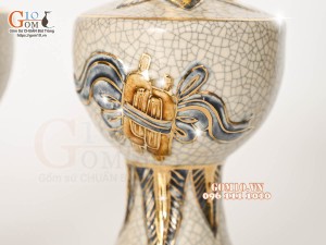 Đôi đèn dầu men rạn đắp nổi cuốn thư vẽ vàng 24k, cao 16cm