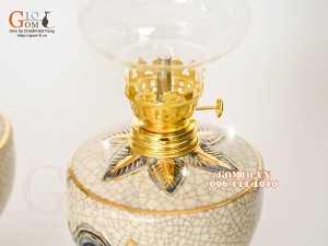 Đôi đèn dầu men rạn đắp nổi cuốn thư vẽ vàng 24k, cao 16cm