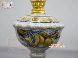 Đôi đèn dầu men rạn đắp nổi đào