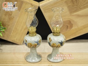 Đôi đèn dầu men rạn đắp nổi đào, cao 25cm (cả bóng)