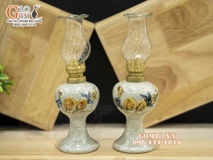 Đôi đèn dầu men rạn đắp nổi đào, cao 25cm (cả bóng)