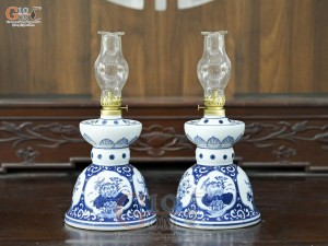 Đôi đèn dầu men trắng họa tiết Tứ Cảnh Tài Lộc, cao 20cm