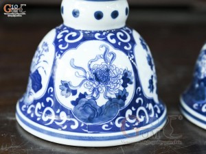 Đôi đèn dầu men trắng họa tiết Tứ Cảnh Tài Lộc, cao 20cm