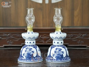 Đôi đèn dầu men trắng họa tiết Tứ Cảnh Tài Lộc, cao 20cm